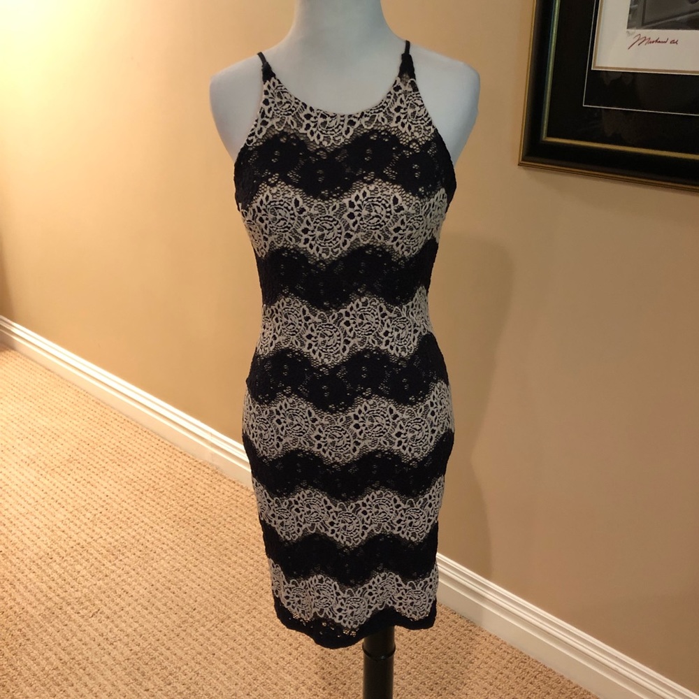 Gorgeous lace dress w/nude color lining inside